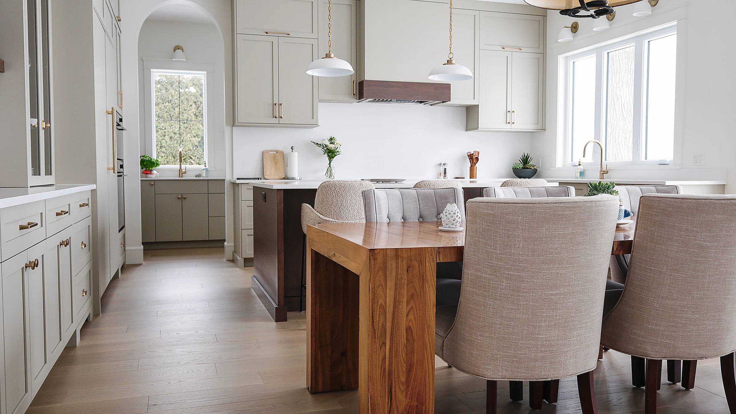 Une cuisine chaleureuse de designer avec planchers de bois franc