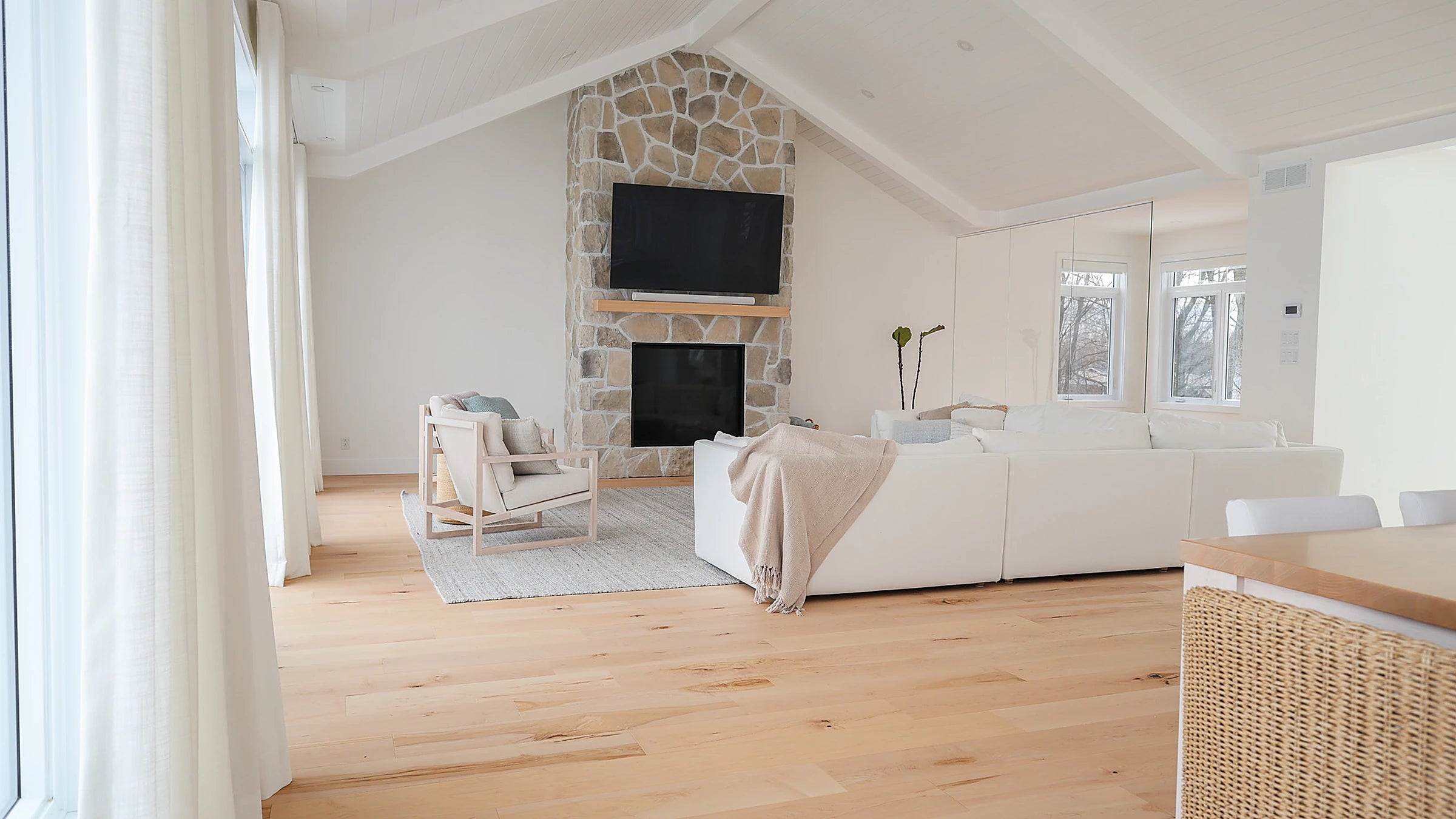 Une maison superbement finie avec de larges planchers de bois franc