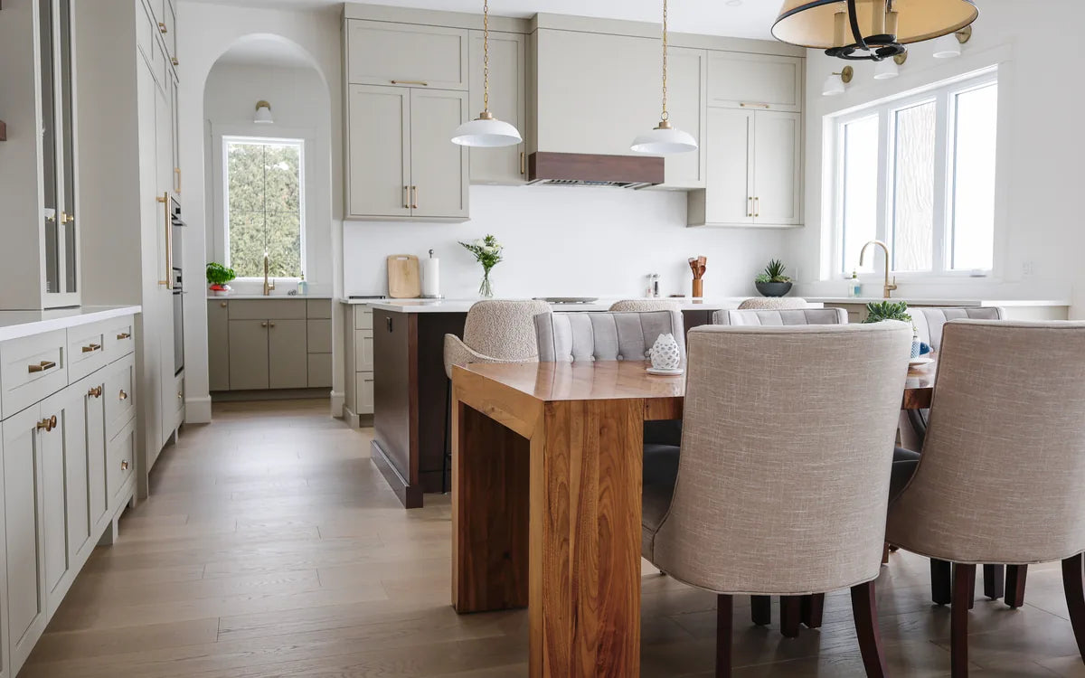 Coin repas avec plancher de bois franc