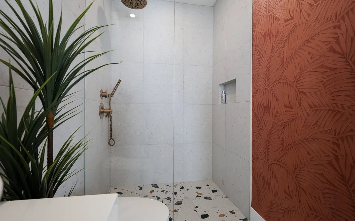 Salle de bain avec carrelage de céramique